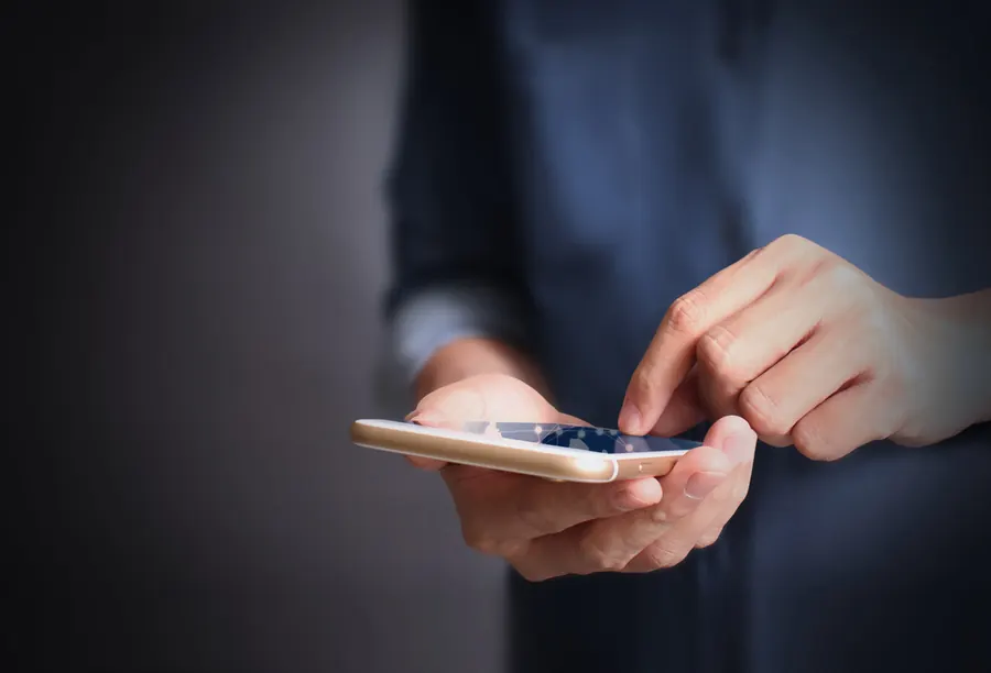 Person hält ein Smartphone in der Hand